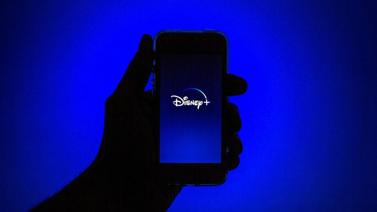 Disney Plus-Logo auf dem Handy.