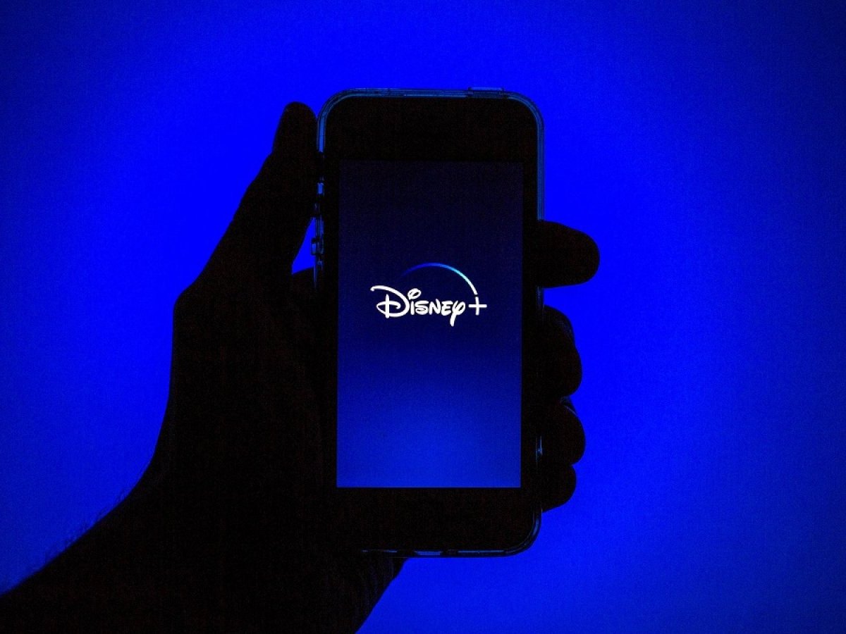 Disney Plus-Logo auf dem Handy.