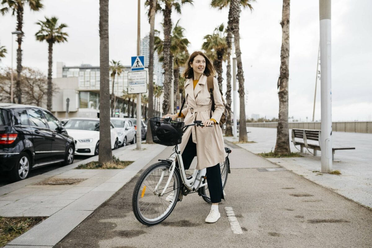 Frau auf einem E-Bike mit Zubehör