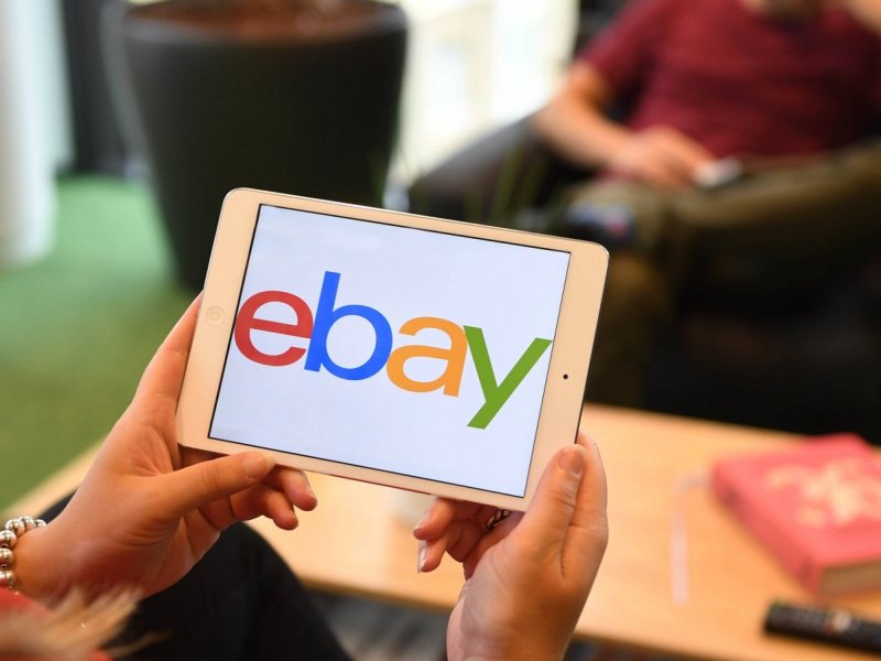 eBay-Logo auf einem Tablet