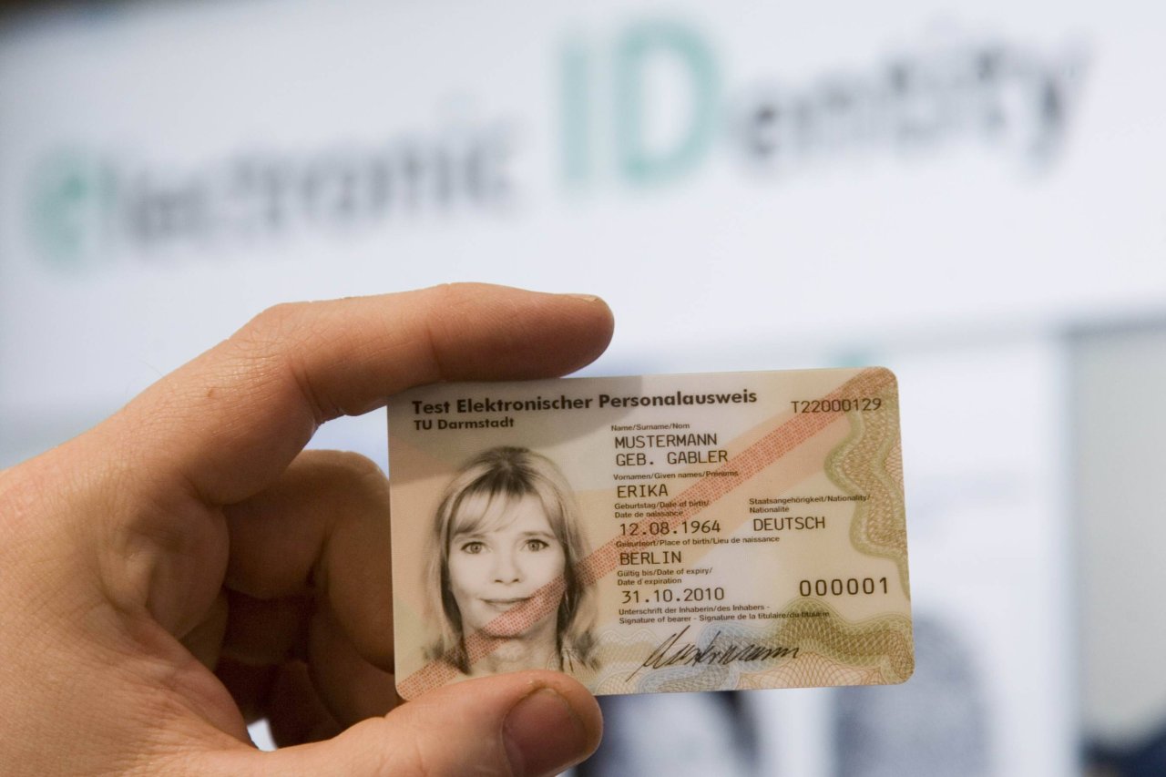Der elektronische Personalausweis (eID) wurde bereits an die Hälfte der deutschen Bevölkerung ausgegeben.