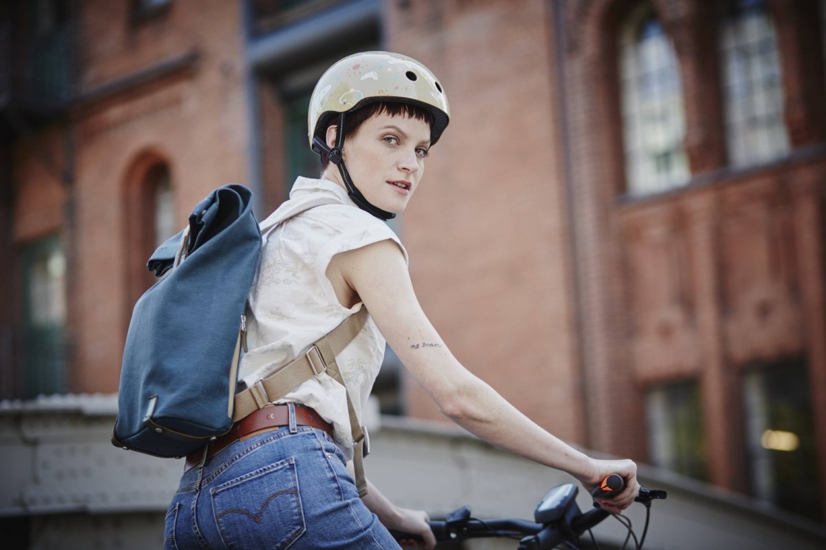 Frau auf Fahrrad