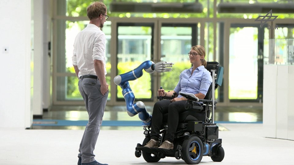 Der aus einem Arm und einer Hand bestehende Roboter Edan könnte in Zukunft pflegebedürftigen Menschen zur Seite stehen. 