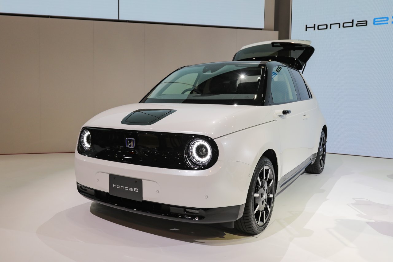 Der Honda e sieht nicht nur niedlich aus, er weiß auch durch Hightech im Innenraum zu überzeugen. 