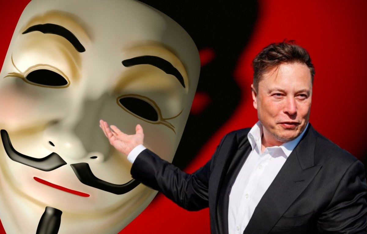 Elon Musk vor einer Guy Fawkes-Maske