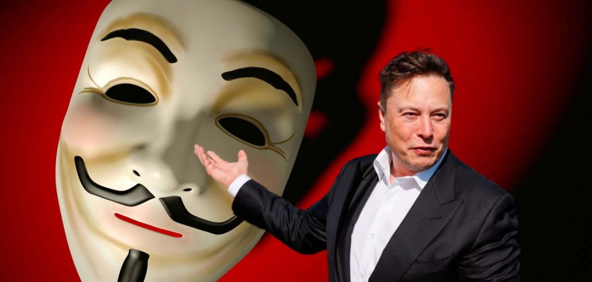 Elon Musk vor einer Guy Fawkes-Maske