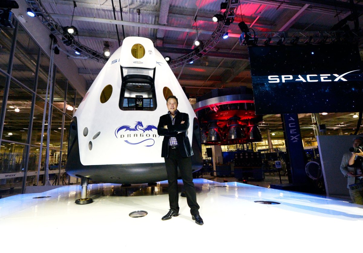 Elon Musk vor einer Raumkapsel seiner Firma SpaceX