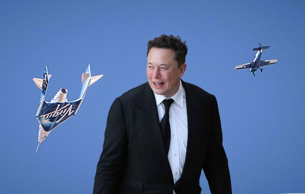 Elon Musk und Virgin Galactic-Flieger im Hintergrund.