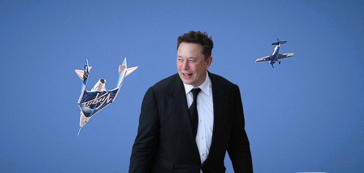 Elon Musk und Virgin Galactic-Flieger im Hintergrund.