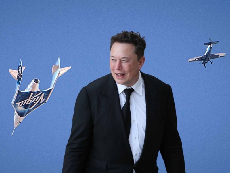 Elon Musk und Virgin Galactic-Flieger im Hintergrund.