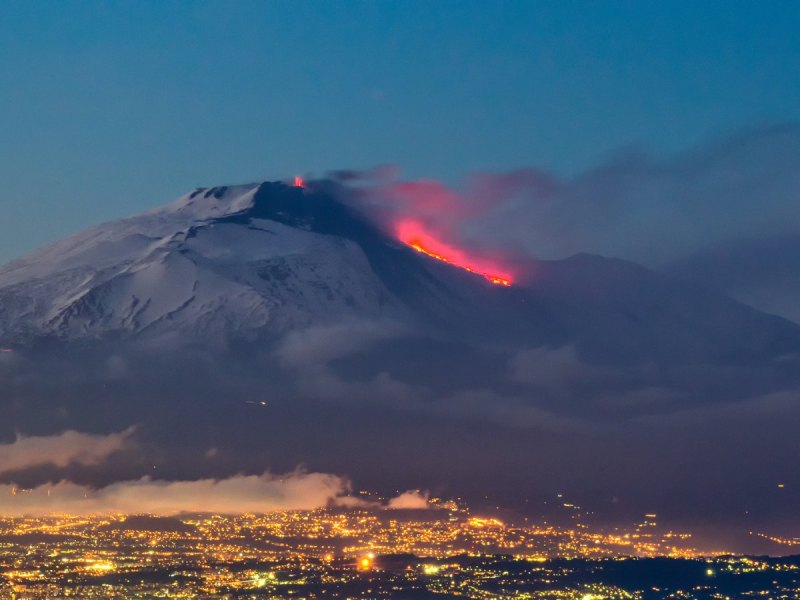 Stadt Catania mit Ã„tna im Hintergrund.