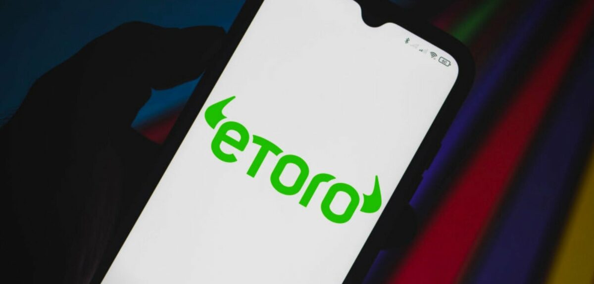 eToro-Logo auf einem Smartphone
