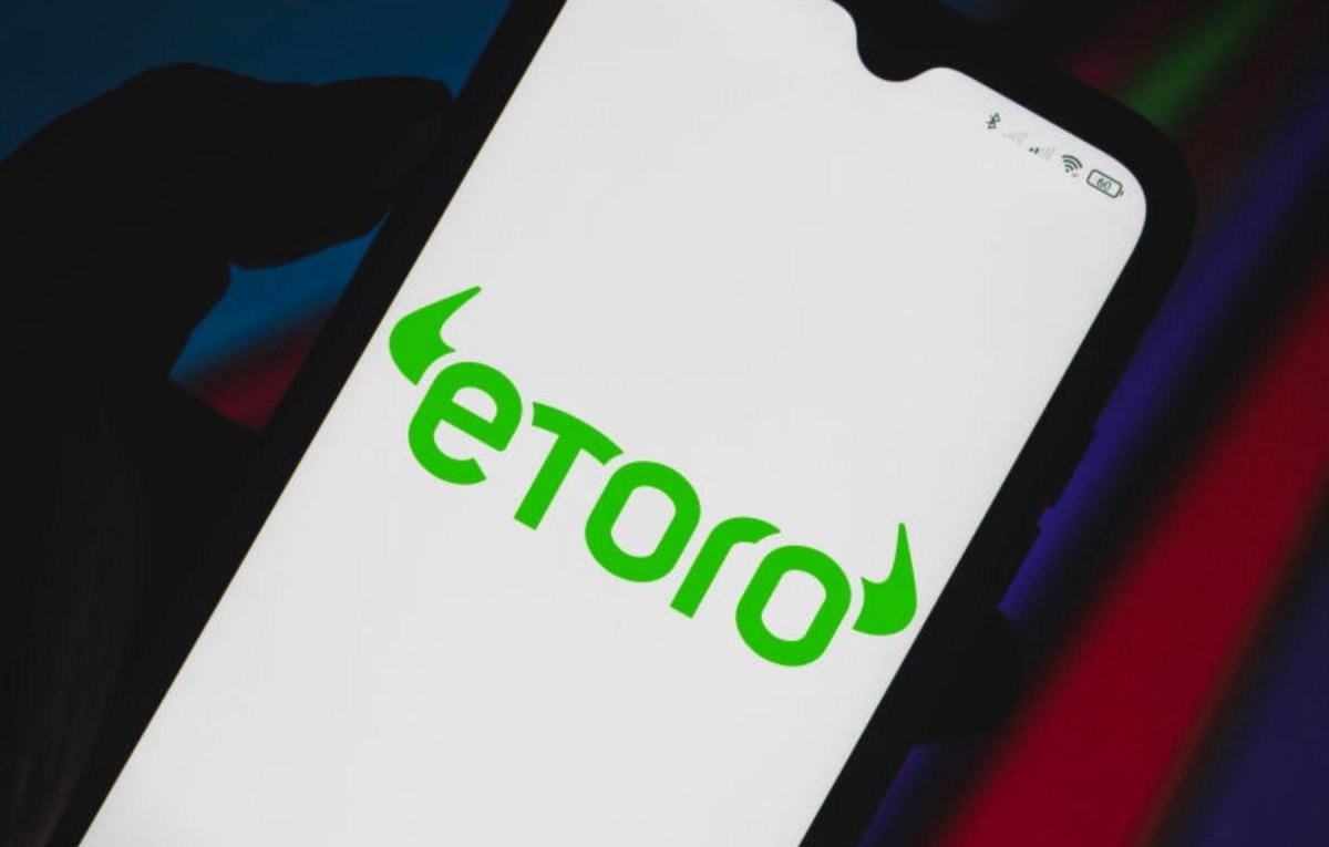 eToro-Logo auf einem Smartphone