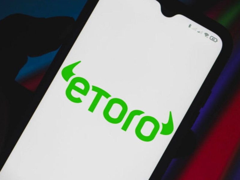 eToro-Logo auf einem Smartphone
