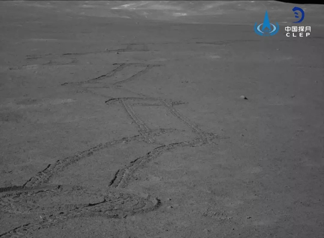 Spuren der chinesischen Mond-Rover.