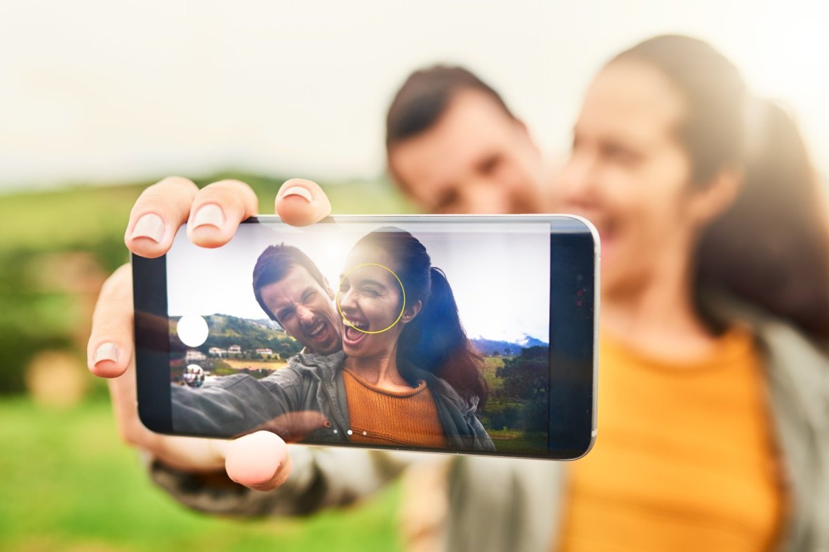 Mann und Frau machen Selfie.