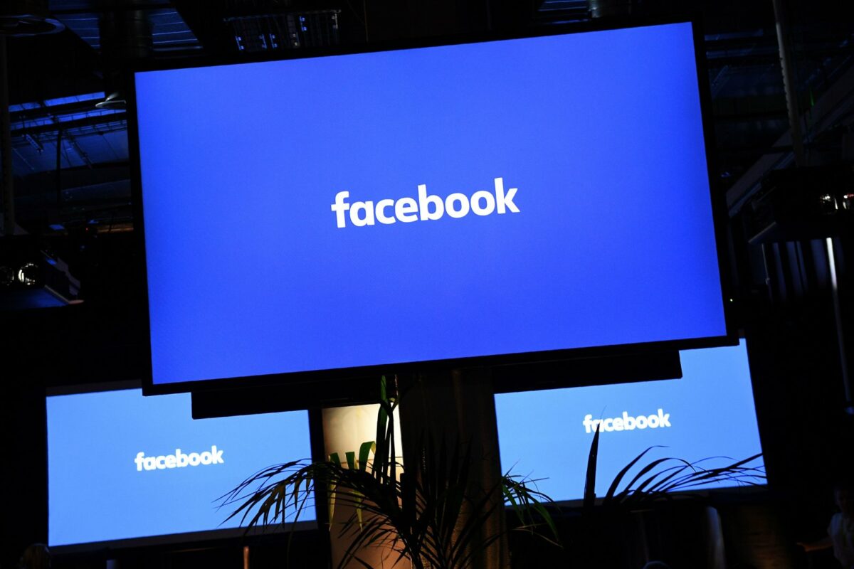 Facebook-Logo auf drei Bildschirmen