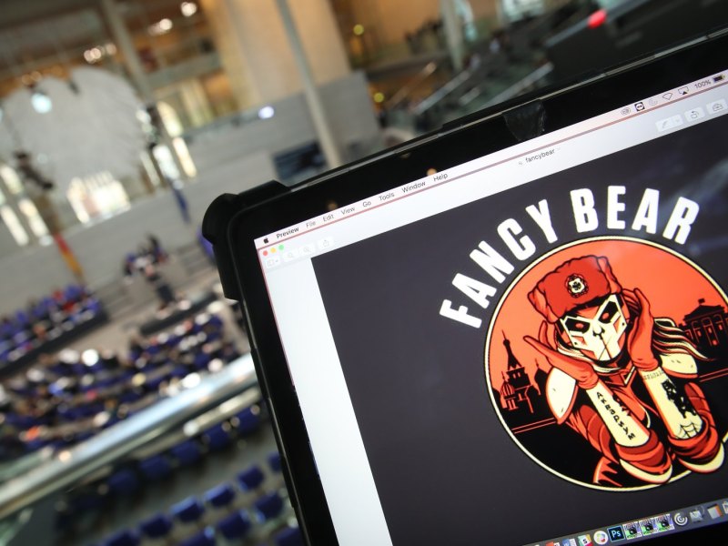 Laptop-Bildschirm zeigt das Logo der Hackergruppe Fancy Bear im Plenarsaal des Bundestages