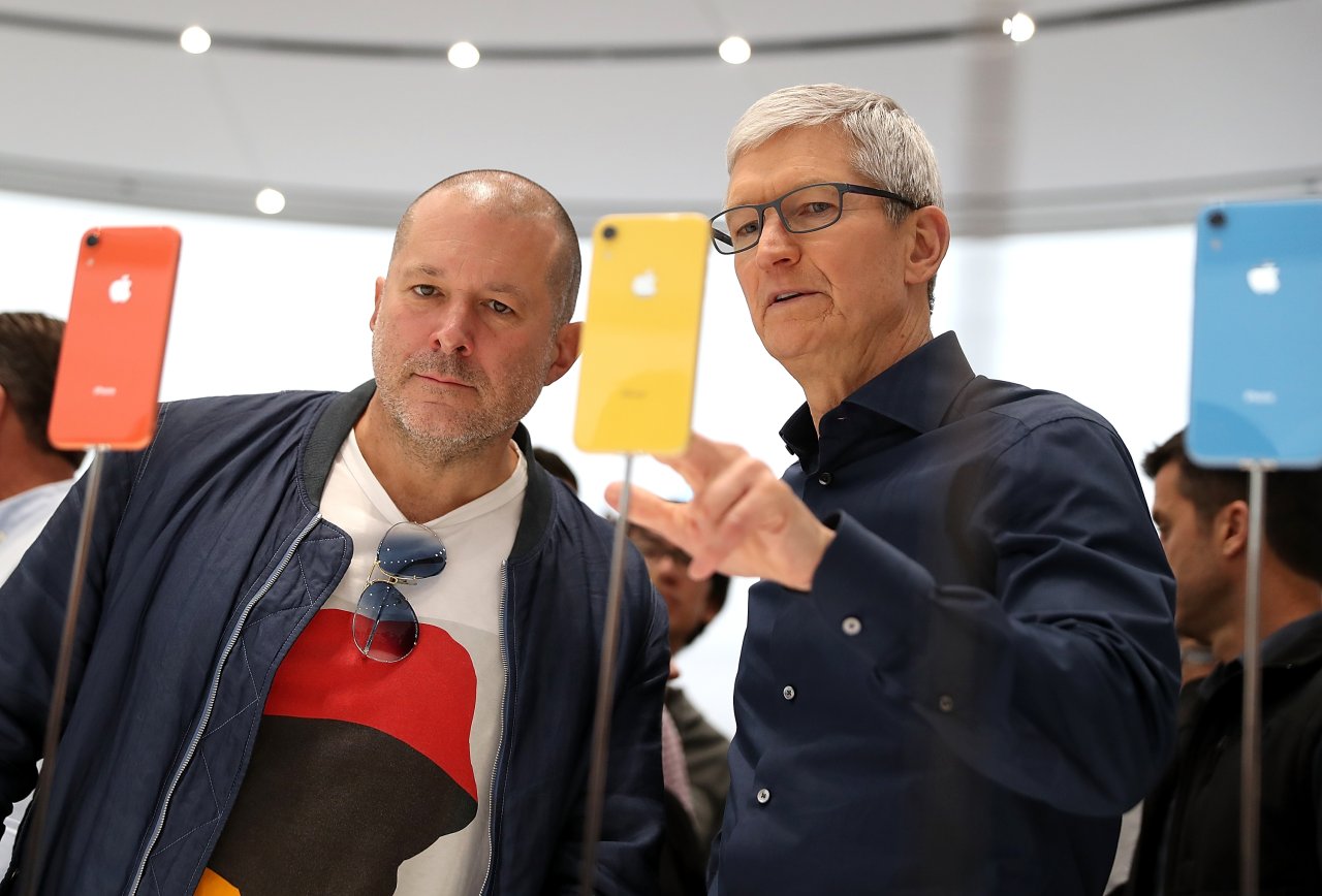 Bei dem iPhone Xr setzt auch Apple auf knallige Farben. Hier schauen sich Apple CEO Tim Cook und Apple Designer Jonathan Ive das neuste Modell an. 