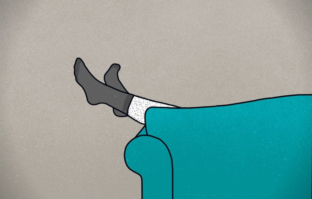 Person auf einem Sofa