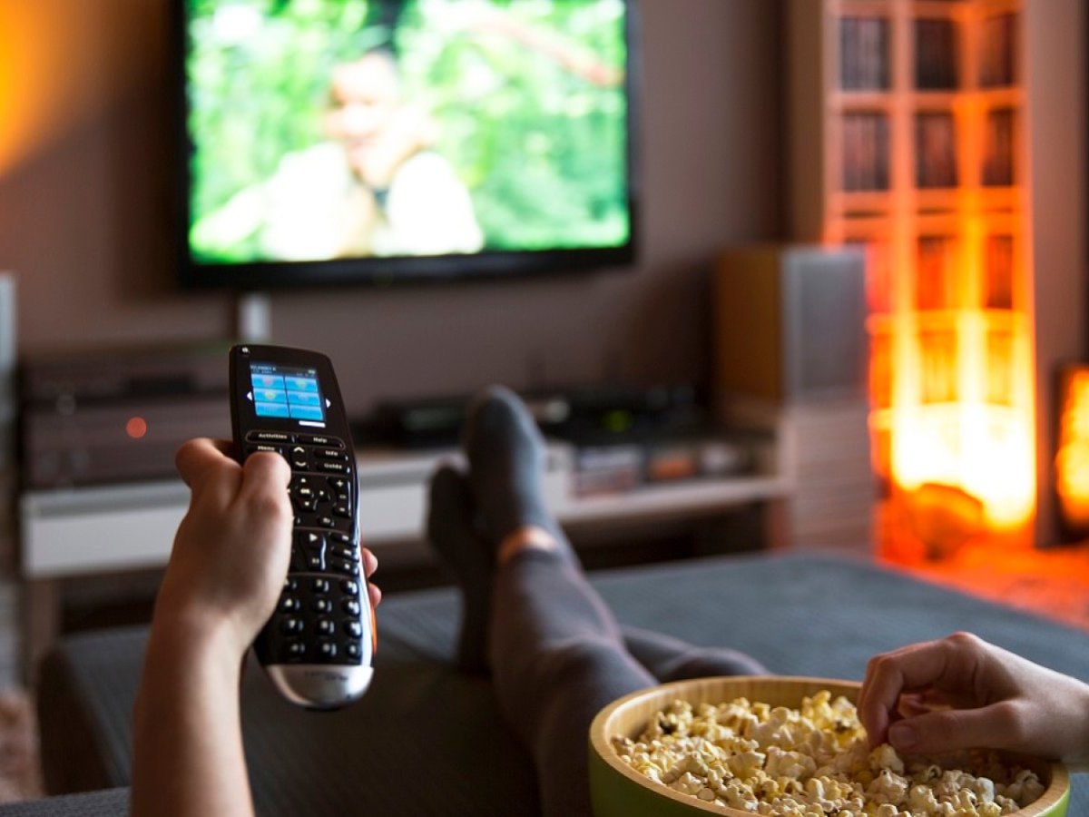 Mit Popcorn vor dem Fernseher.