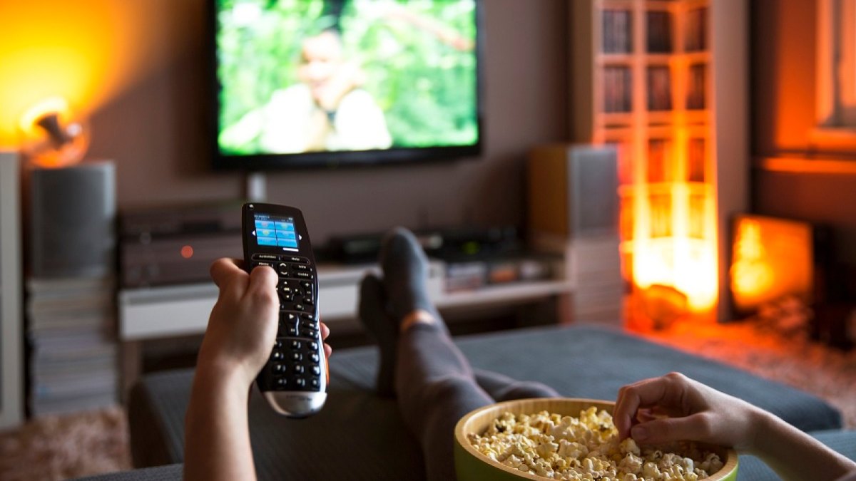 Mit Popcorn vor dem Fernseher.