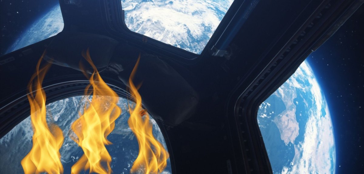 Raumstation mit Blick auf die Erde und Feuer.