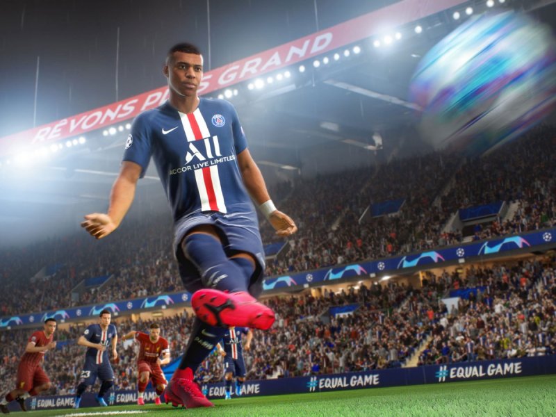 Ein Ausschnitt aus FIFA 21: Ein Spieler schießt den Ball. Im Hintergrund Flutlicht und Zuschauer.
