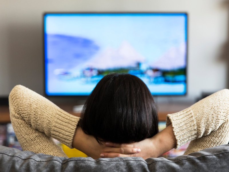 Frau vor dem TV.