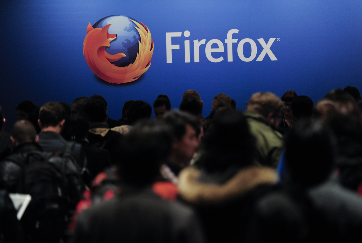 Logo des Browsers Firefox mit Menschenmenge davor