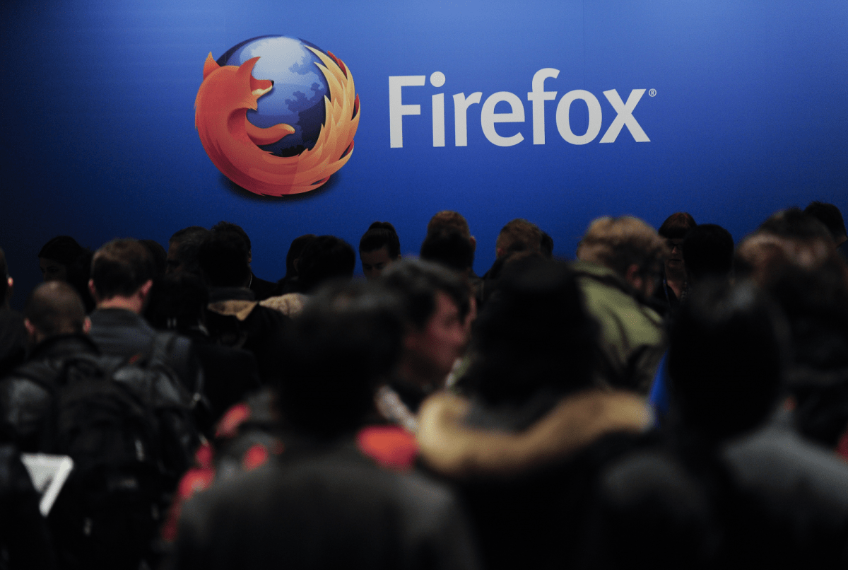 Logo des Browsers Firefox mit Menschenmenge davor