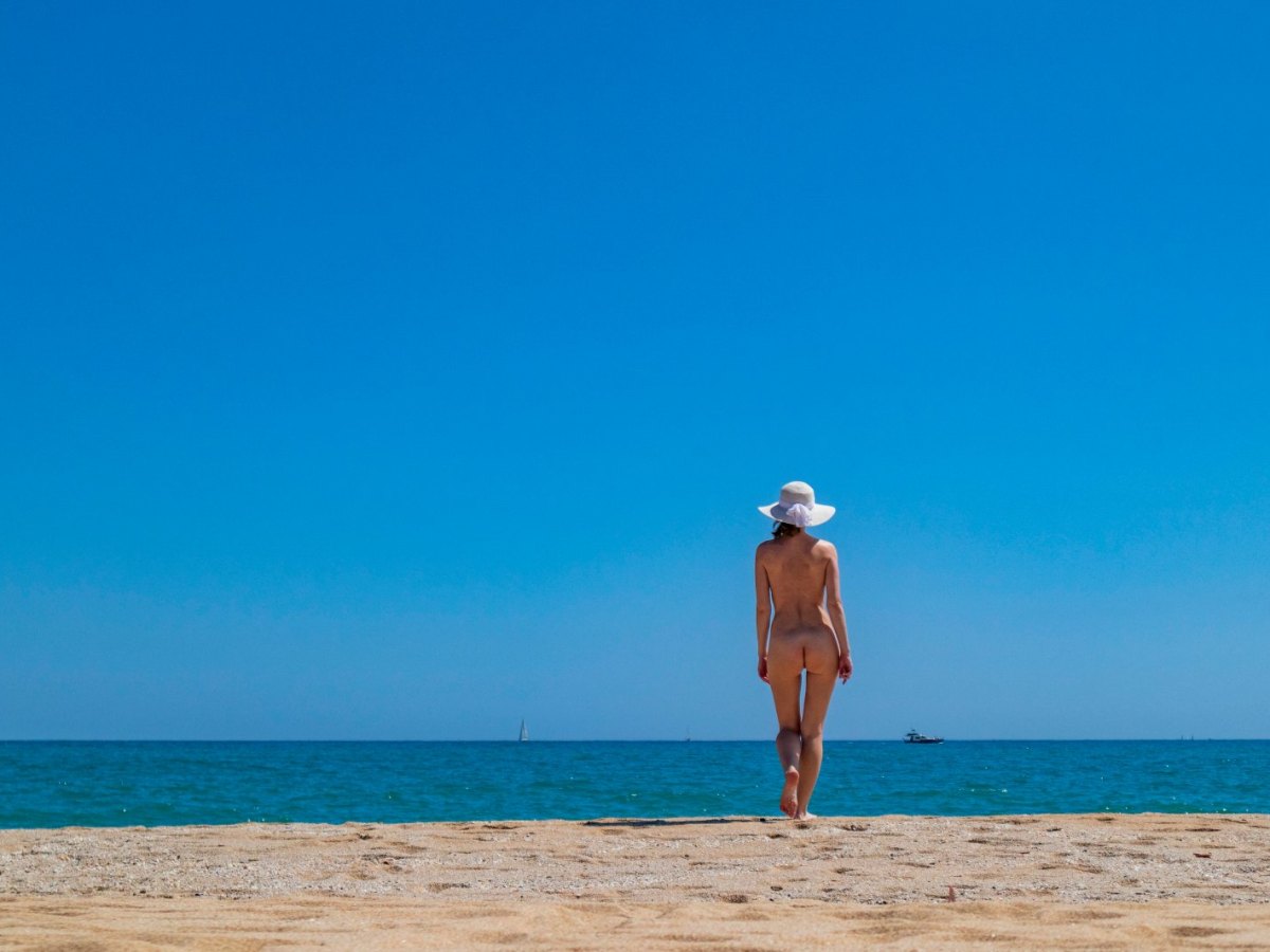 frau nackt am fkk strand