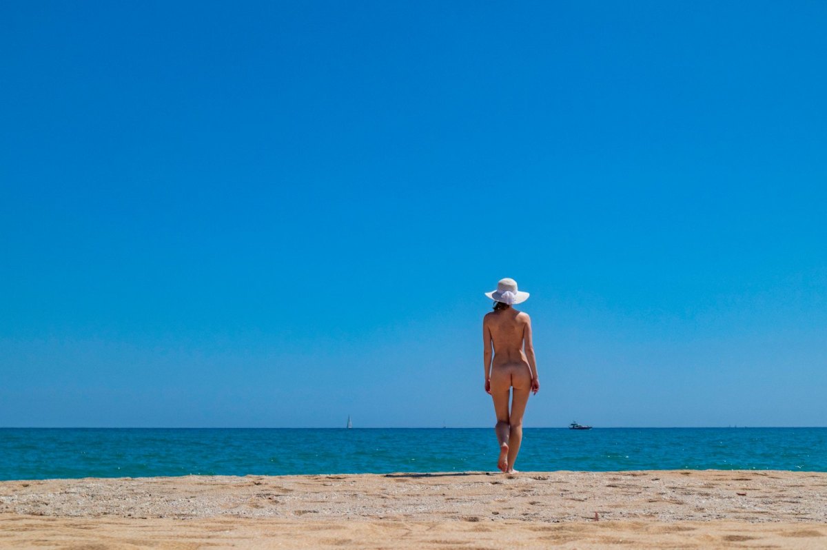 frau nackt am fkk strand