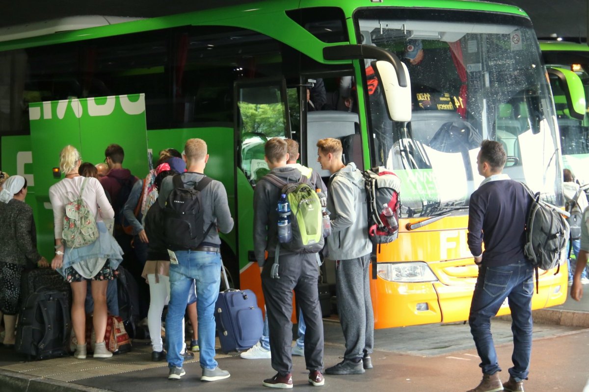Fahrgäste steigen in einen Flixbus.