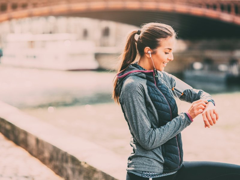 frau mit fitness-armband