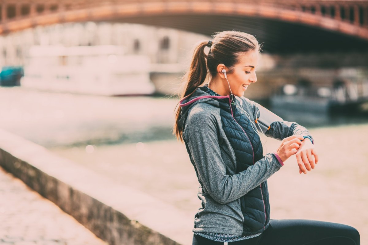 frau mit fitness-armband