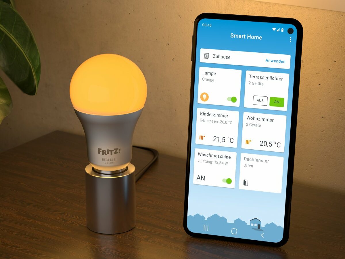 Neue LED-Lampe von Fritz und ein Handy auf dem die neue Fritz-App drauf ist.
