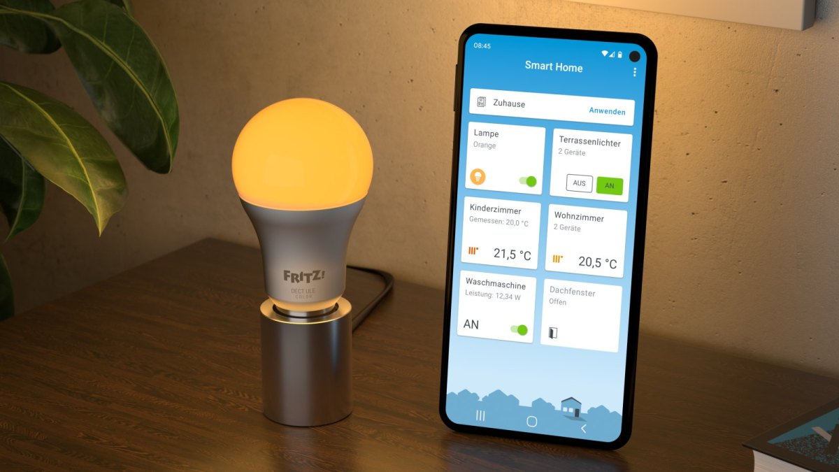 Neue LED-Lampe von Fritz und ein Handy auf dem die neue Fritz-App drauf ist.