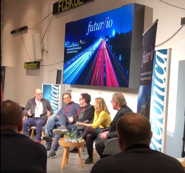 Der Gründer des futur/io-Instituts Harald Neidhardt (ganz links) mit seinen Gästen am Donnerstagabend in Berlin Der Gründer des futur/io-Instituts Harald Neidhardt (ganz links) mit seinen Gästen am Donnerstagabend in Berlin