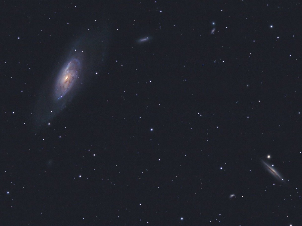 Galaxie M106 (oben links) und NGC 4217 (unten rechts).