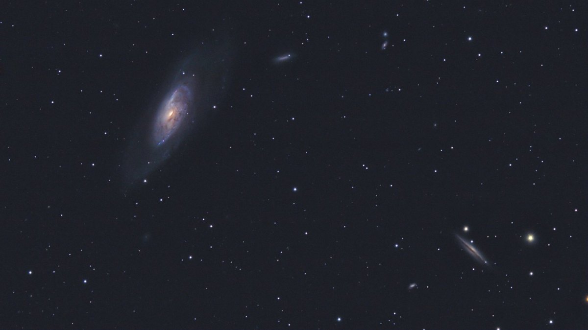 Galaxie M106 (oben links) und NGC 4217 (unten rechts).