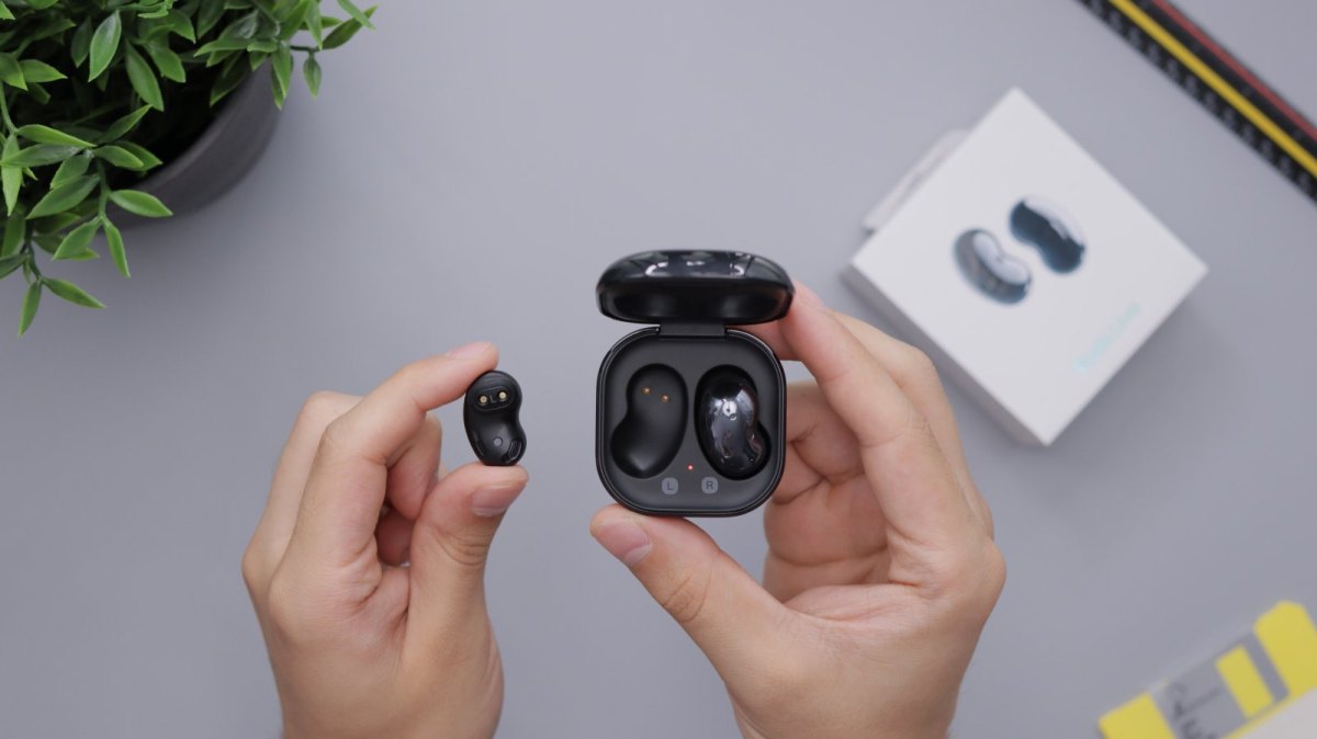 Samsung Galaxy Buds und das dazugehörige Ladecase in zwei Händen gehalten.