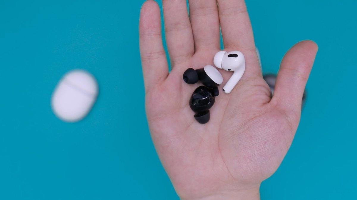 In-Ear-Kopfhörer auf einer Handfläche.