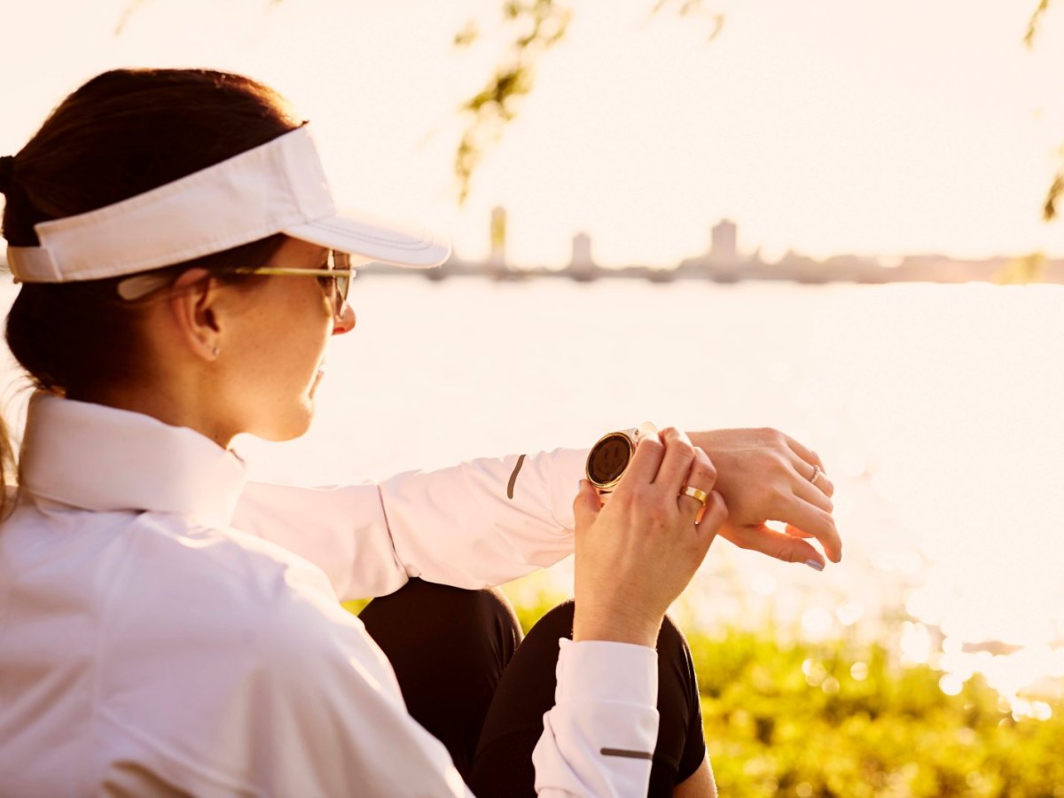 Frau mit Smartwatch