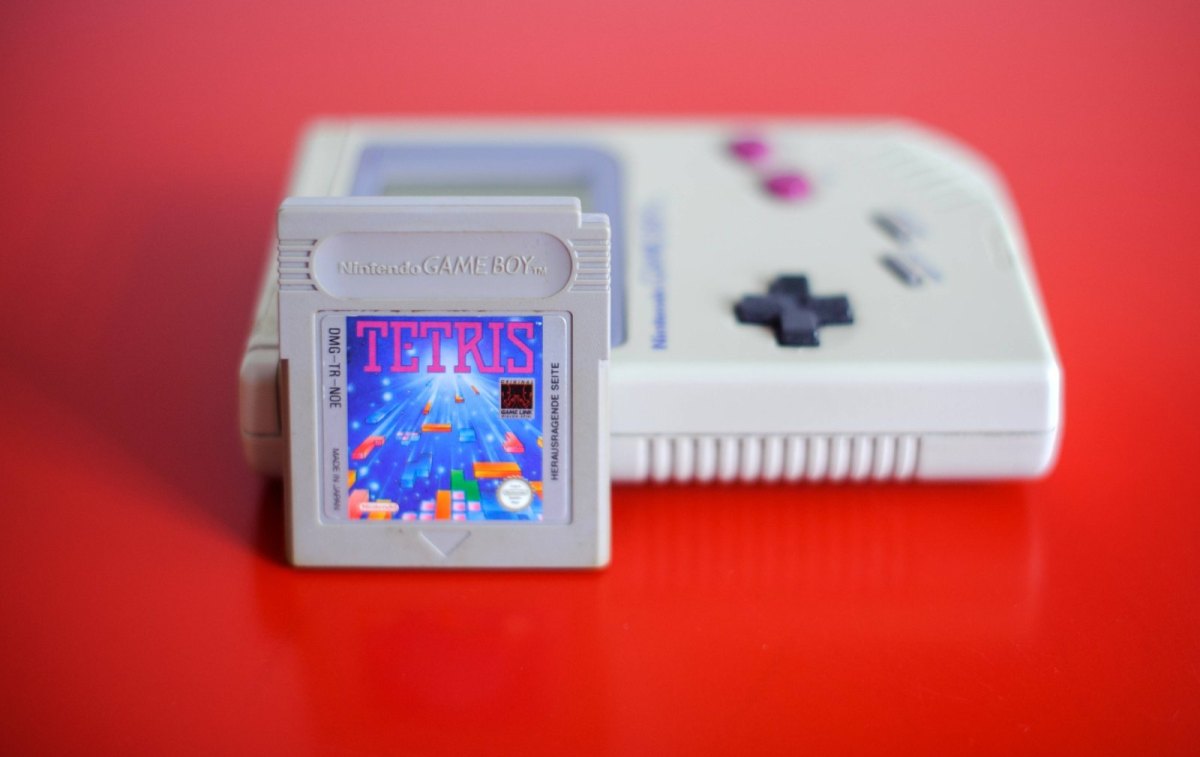 Game Boy mit "Tetris"-Spiel
