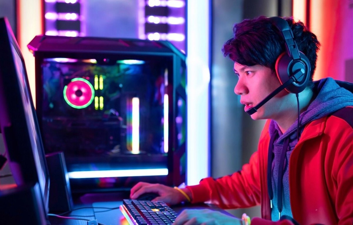 Mann mit Gaming-PC vor einem Monitor