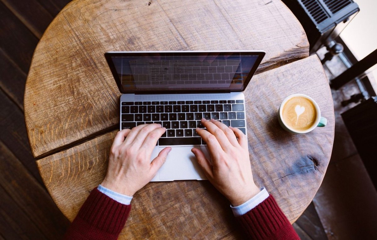 Finger auf einer Laptop-Tastatur
