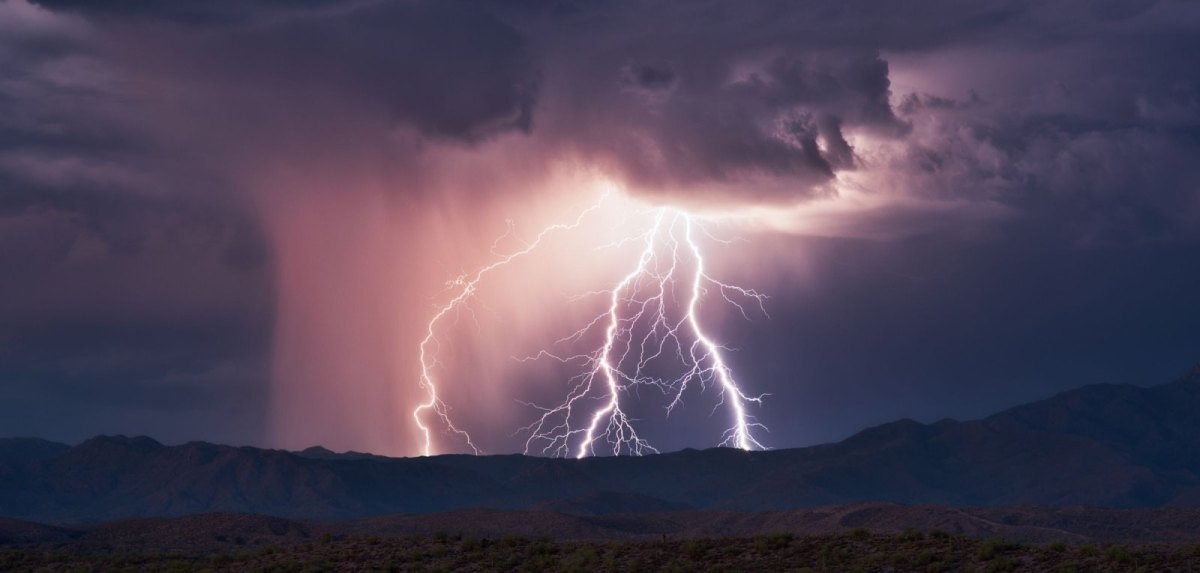 Gewitterblitze und Regenwolken