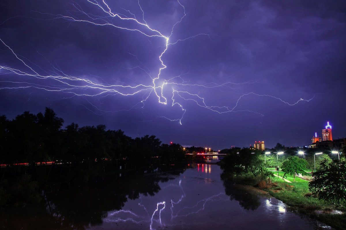 Unwetter und Blitz