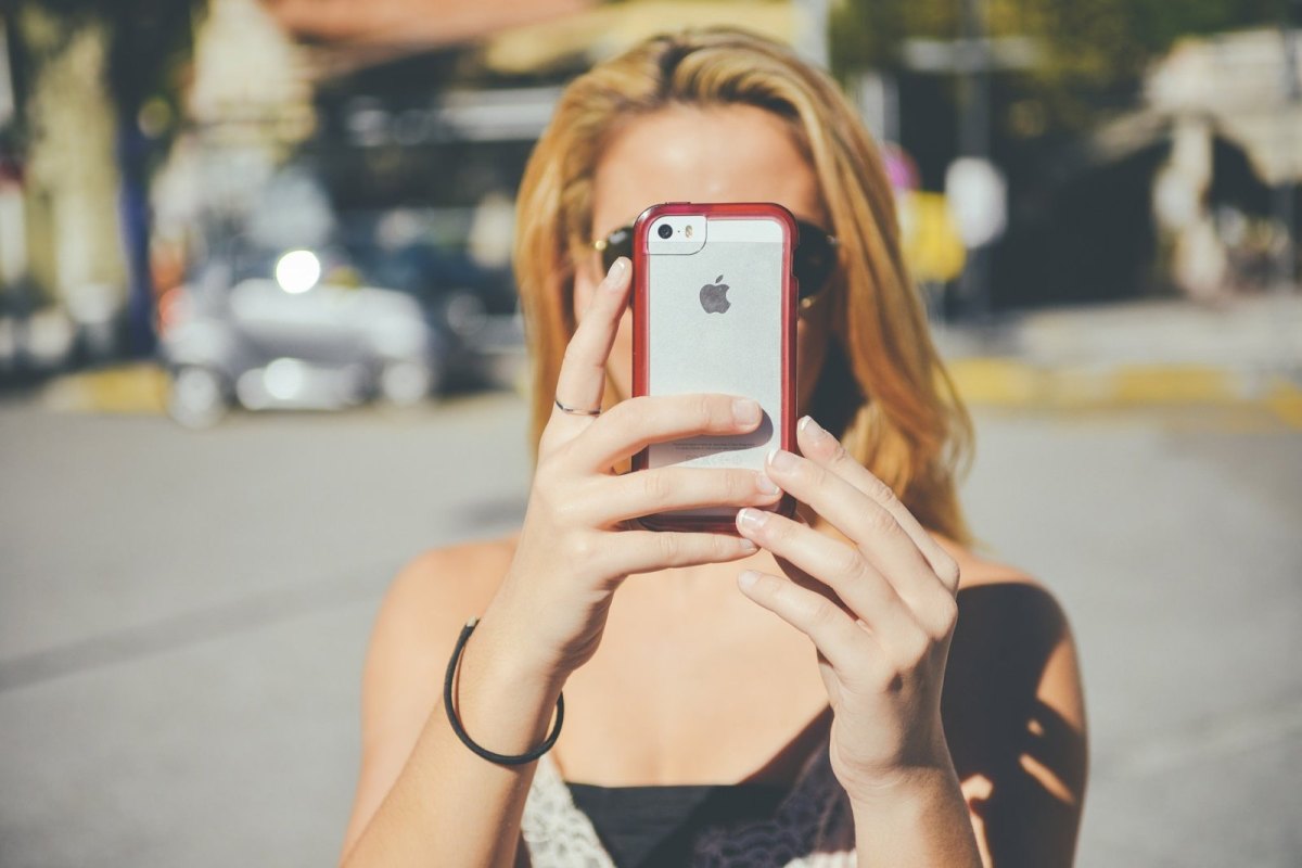 Frau mit Smartphone